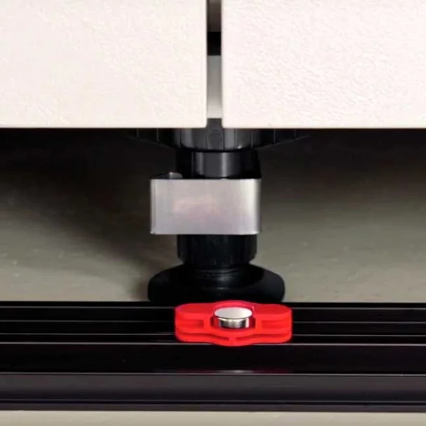 Clip Magnétique pour Plinthe en PVC de Cuisine