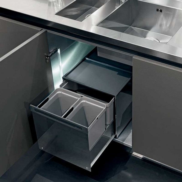 Des Bacs De Recyclage Des Ordures, La Cuisine En Acier Inoxydable