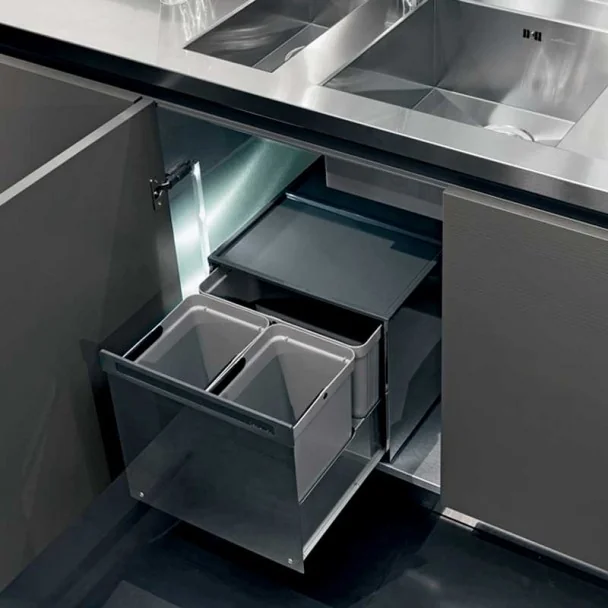 Des Bacs De Recyclage Des Ordures, La Cuisine En Acier Inoxydable